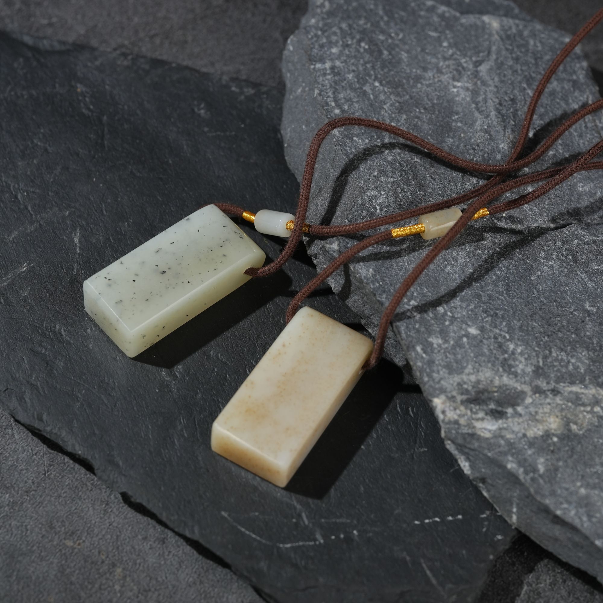  【鑫浩矿业】新疆和田玉-糖色无事牌 挂件一件 多样性发一件