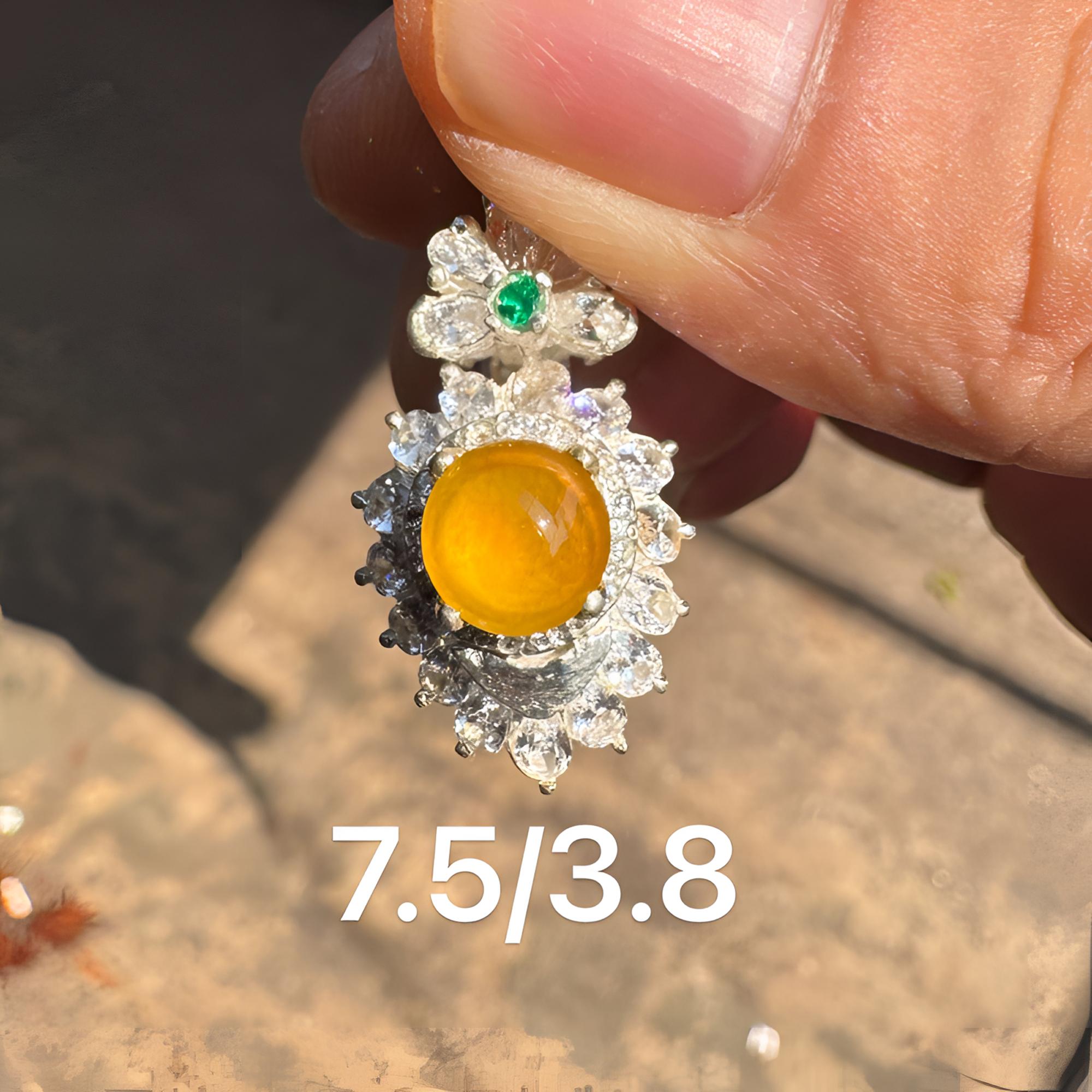 0209(小哪吒在源头)冰玻种翡翠炸光正圆黄翡戒面杠味荧光足M80