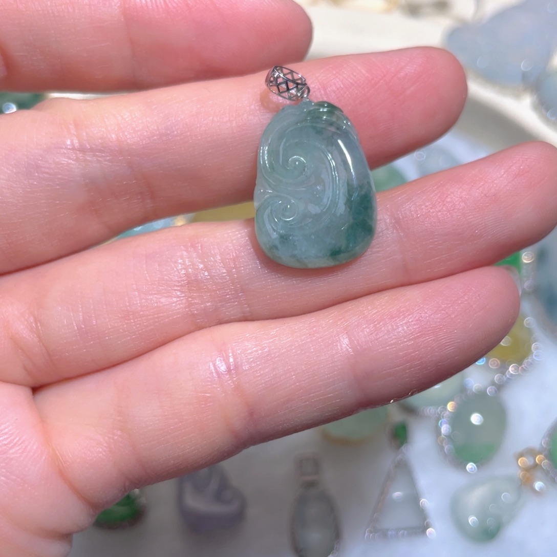 翡翠颈饰18K金镶嵌翡翠