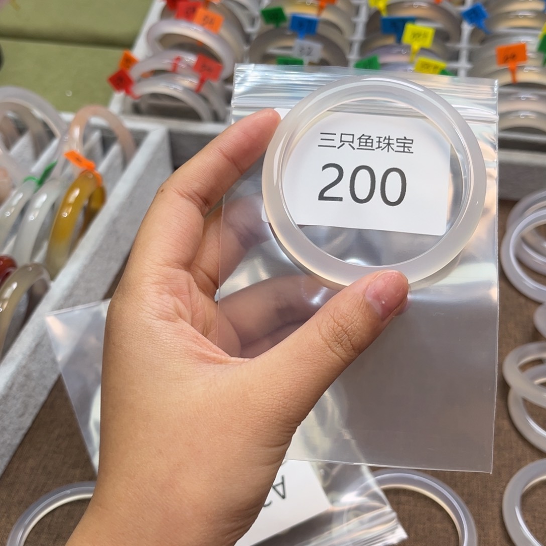 玛瑙/玉髓手镯未镶嵌无*。