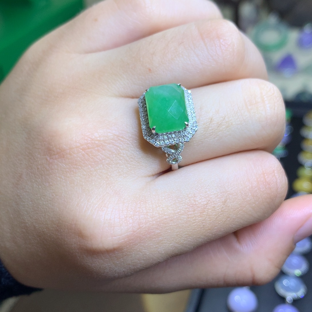 翡翠颈饰18K金镶嵌翡翠