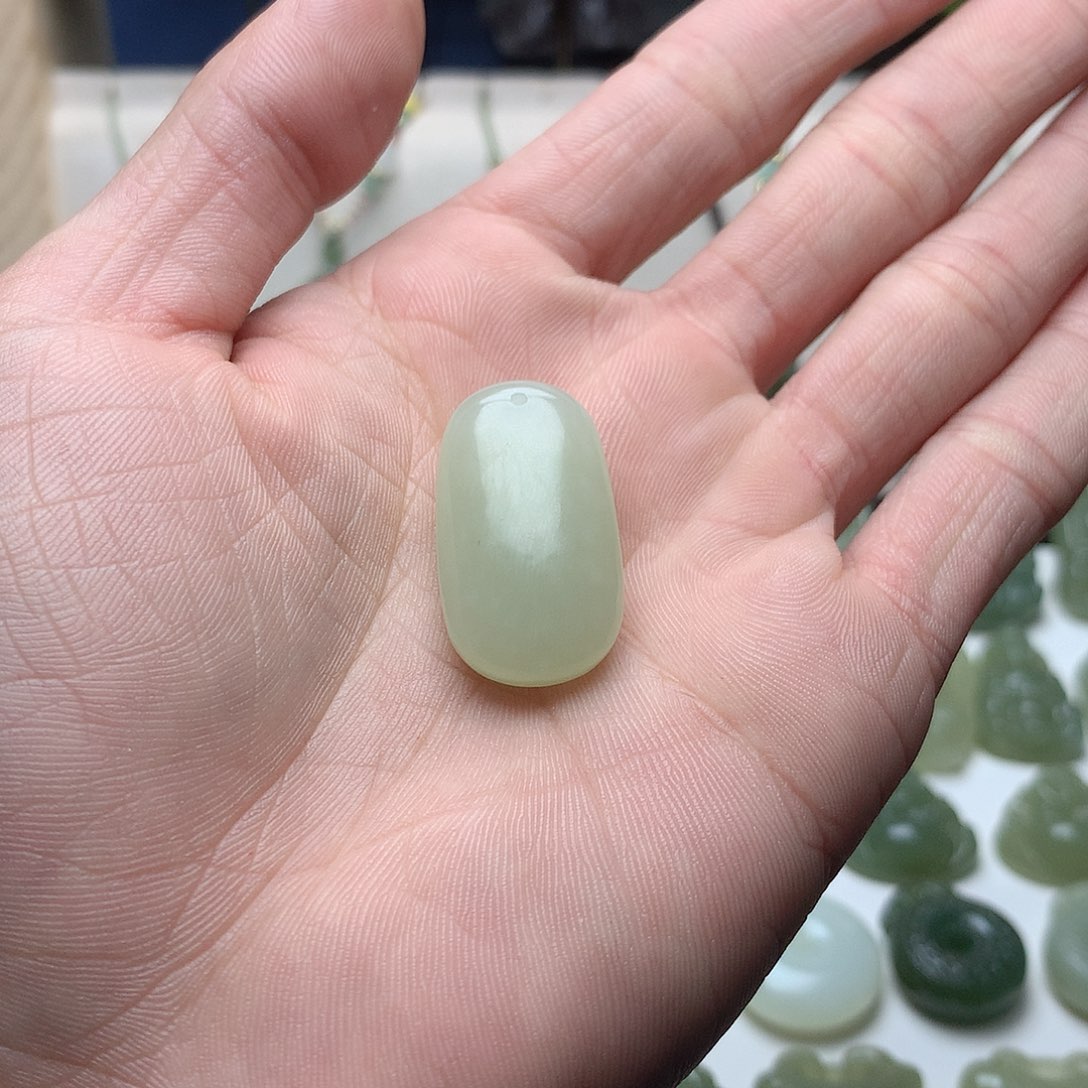 和田玉颈饰未镶嵌炉**粥