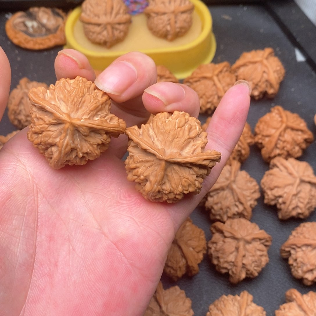 文玩核桃吊坠龟背两棱半