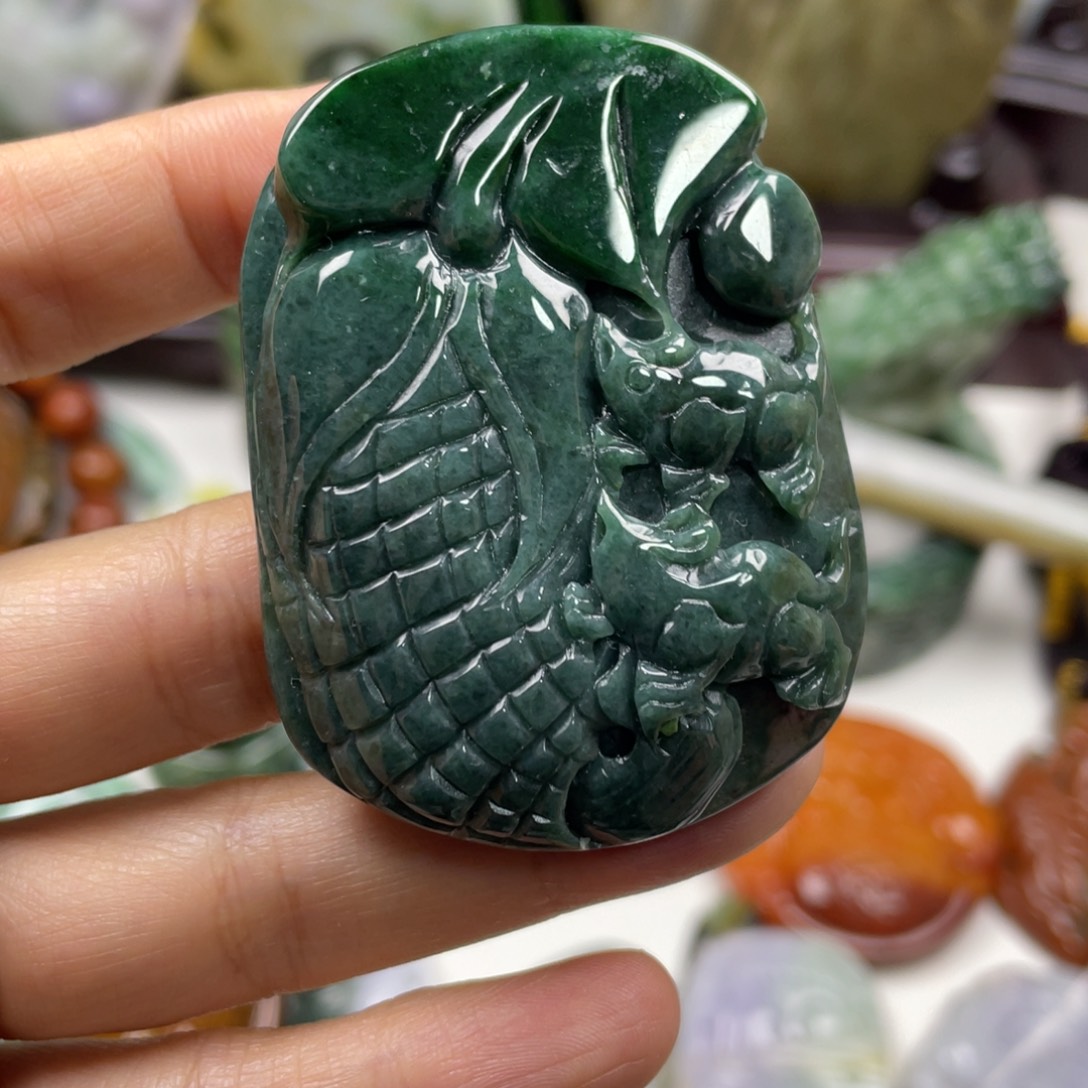 翡翠未镶嵌颈饰牌子