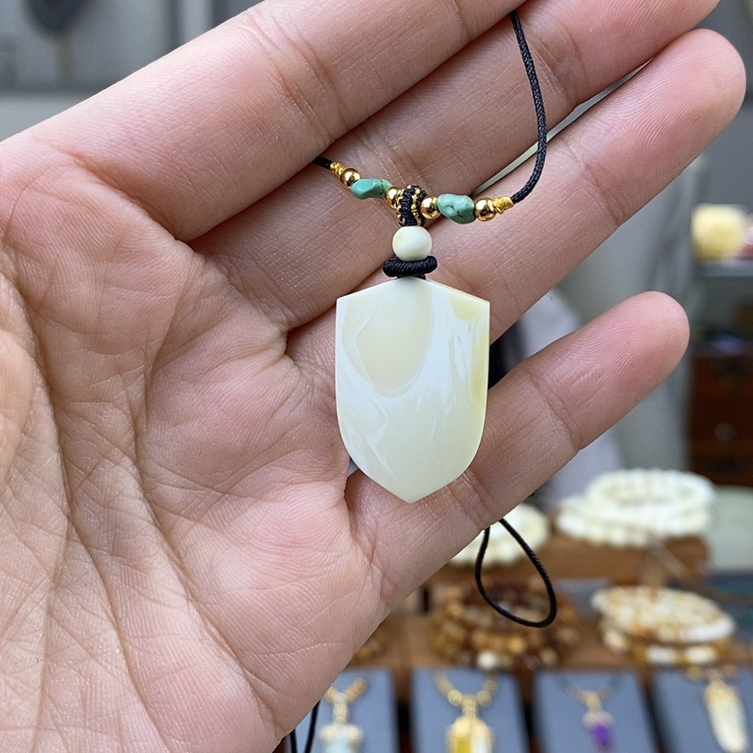 琥珀裸石未镶嵌蜜蜡盾牌