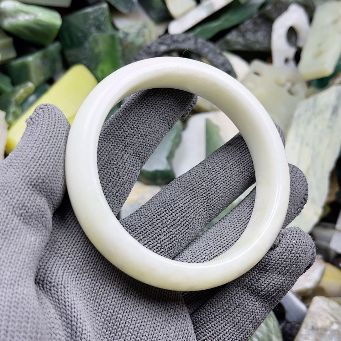 颈饰未镶嵌石英质玉