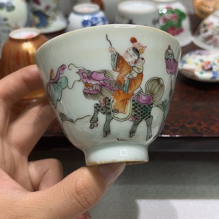 掌***的精美的陶瓷摆件……