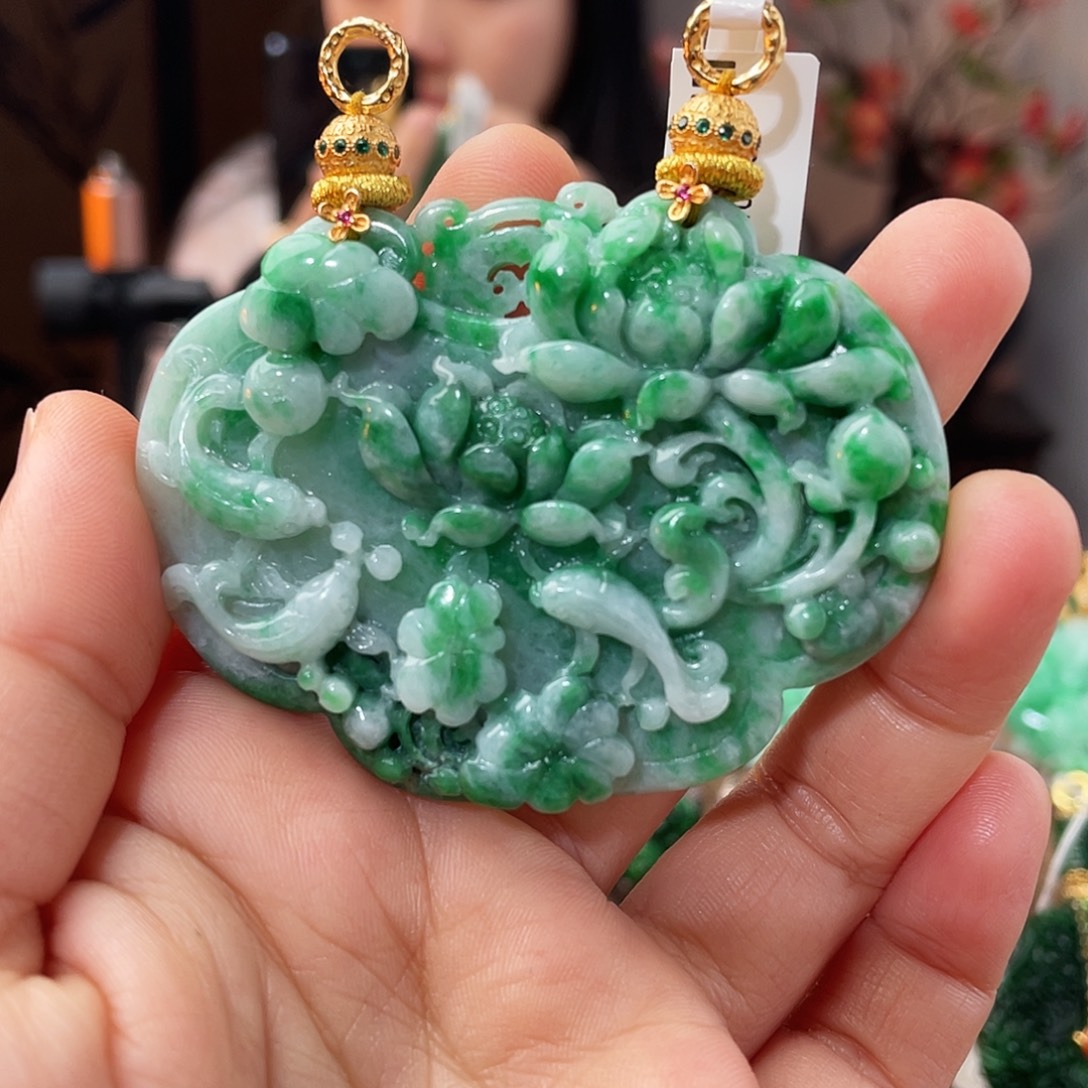 翡翠未镶嵌吊坠(赠链)