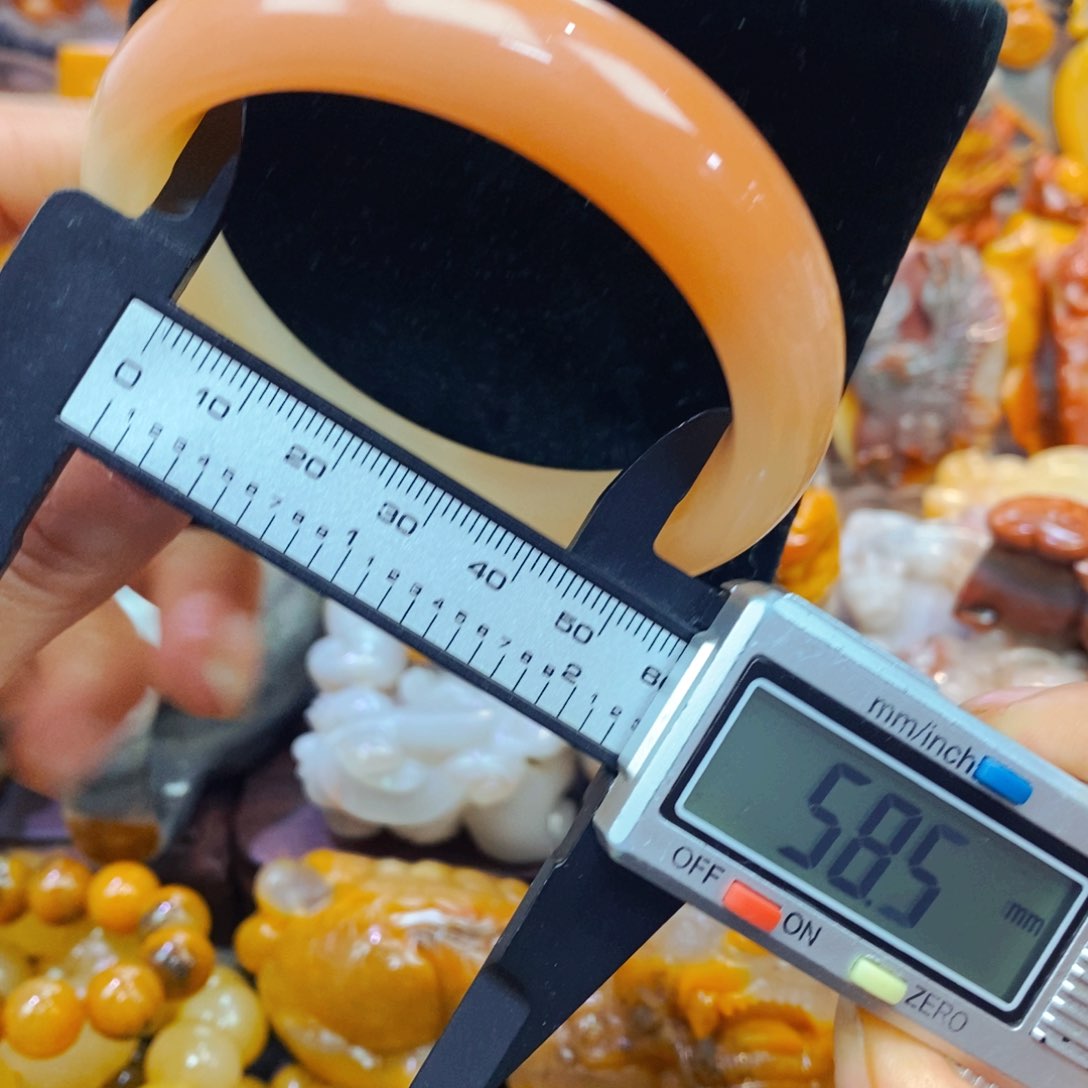 未镶嵌石英质玉（黄龙玉）颈饰