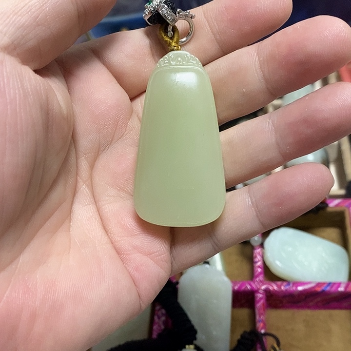 小***哥和田玉未镶嵌颈饰