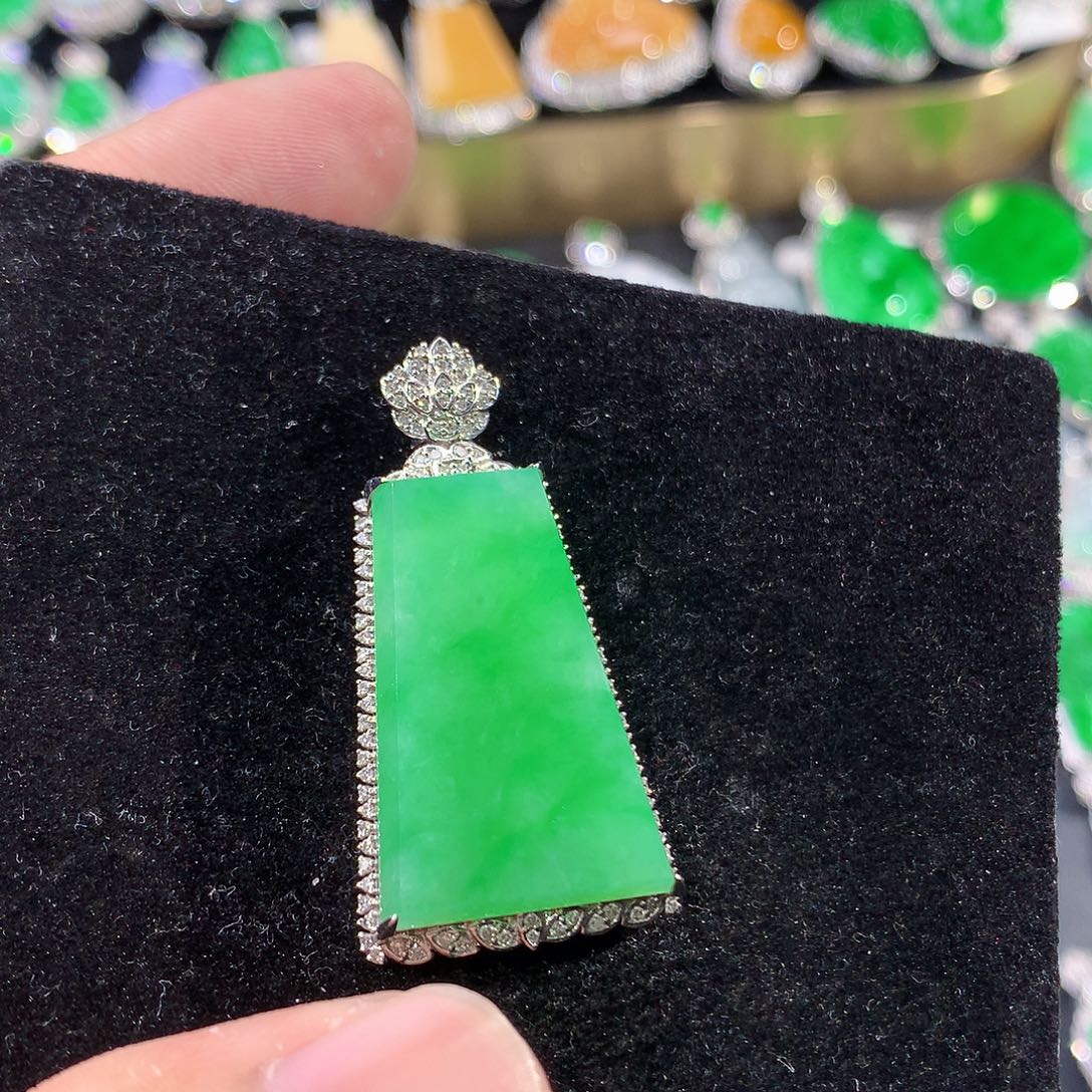 翡翠18K金镶嵌颈饰