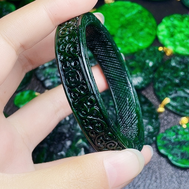 翡翠未镶嵌颈饰多样性55.6