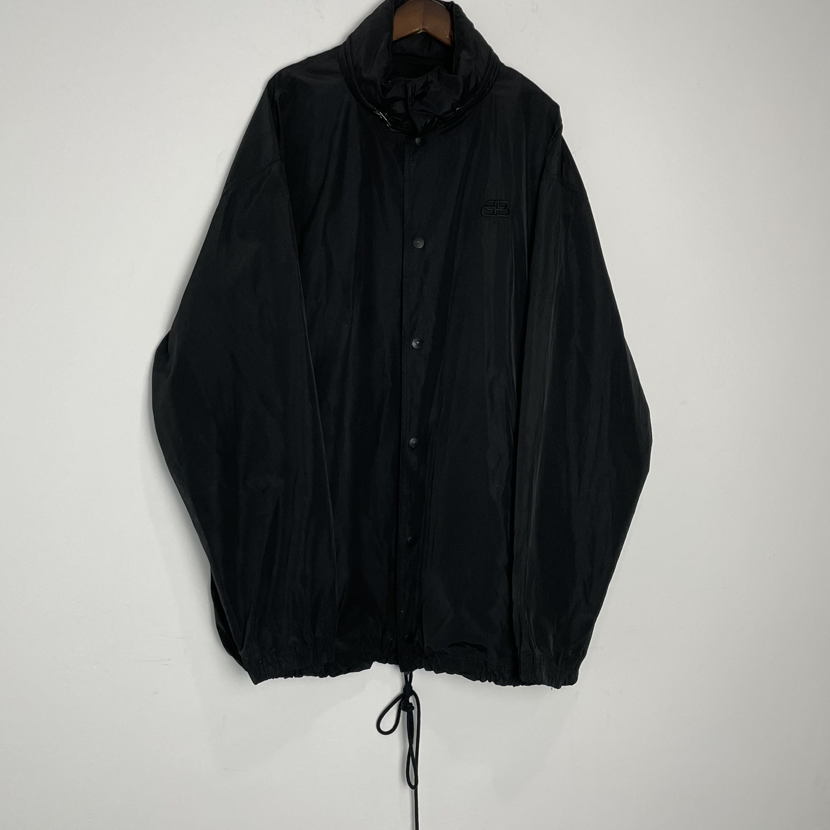 99新 Balenciaga/巴黎世家 （vd）黑色背后红色草写字母冲锋衣0497