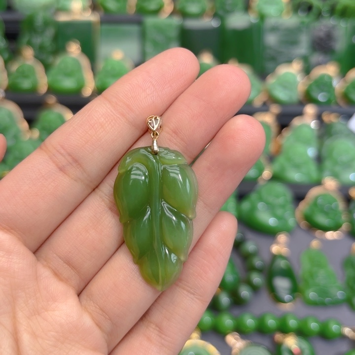 颈饰18K金镶嵌和田玉（碧玉）