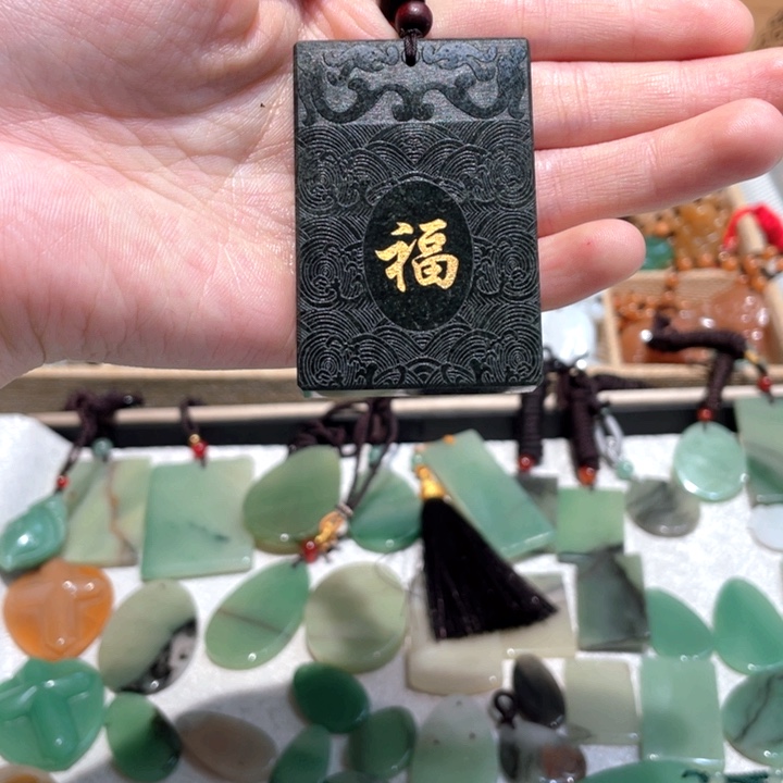 石英质玉未镶嵌颈饰