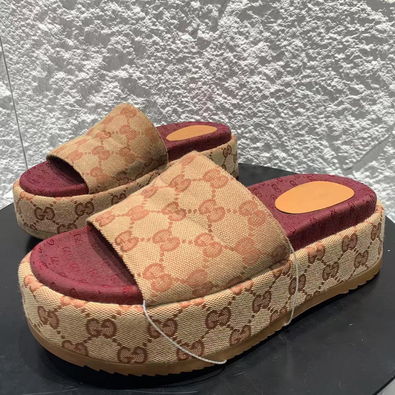 95新 GUCCI/古驰 36码/无配件/砖红色双G满印厚底一字带拖鞋 836