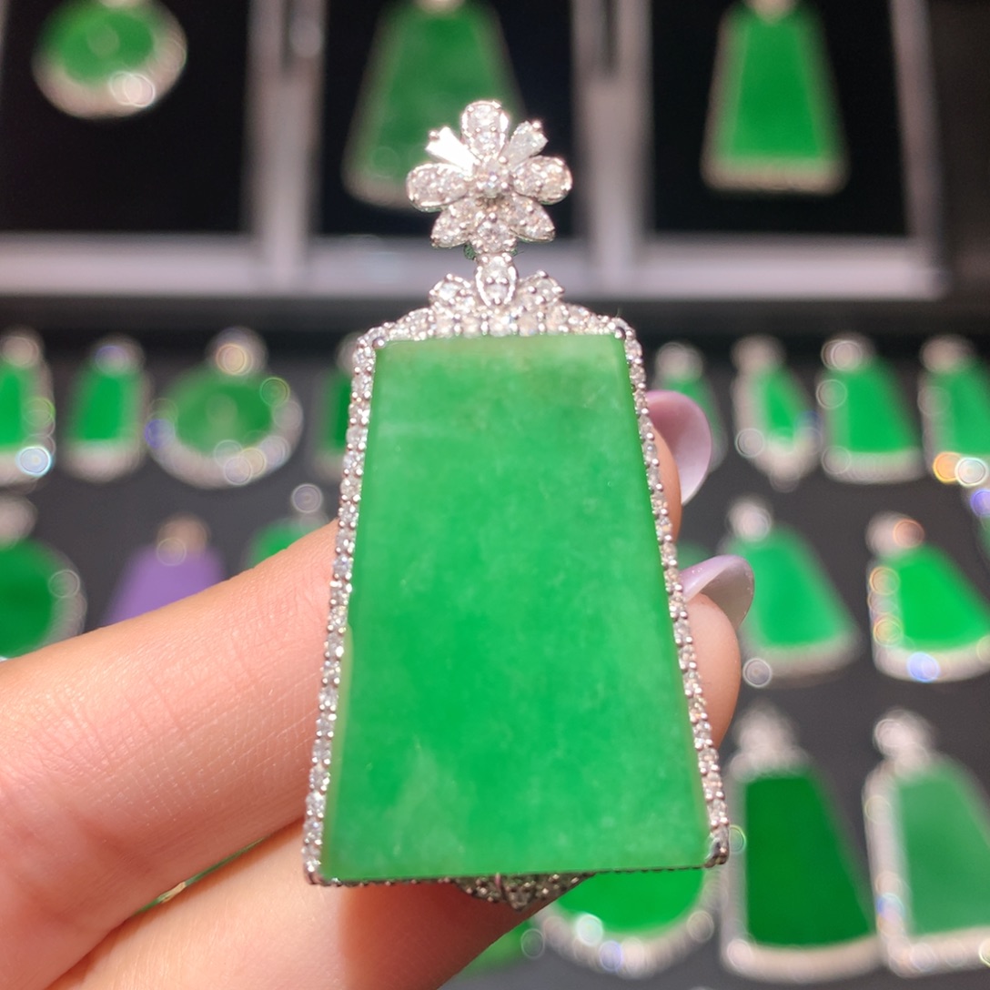 翡翠颈饰18K金镶嵌翡翠