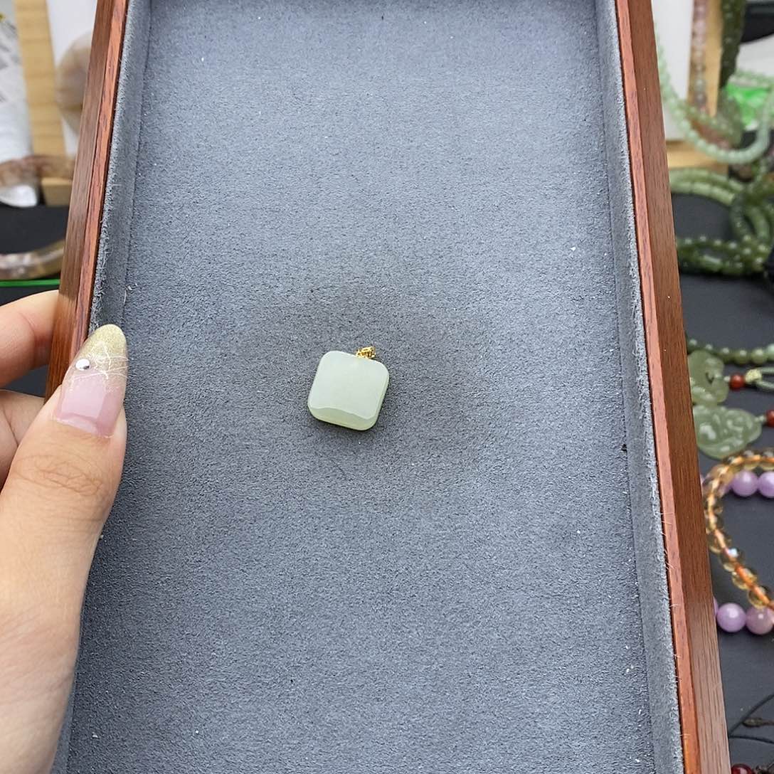 和田玉吊坠(不含链)18K金镶嵌