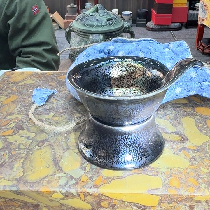 茶漏一个，瓷。。。。