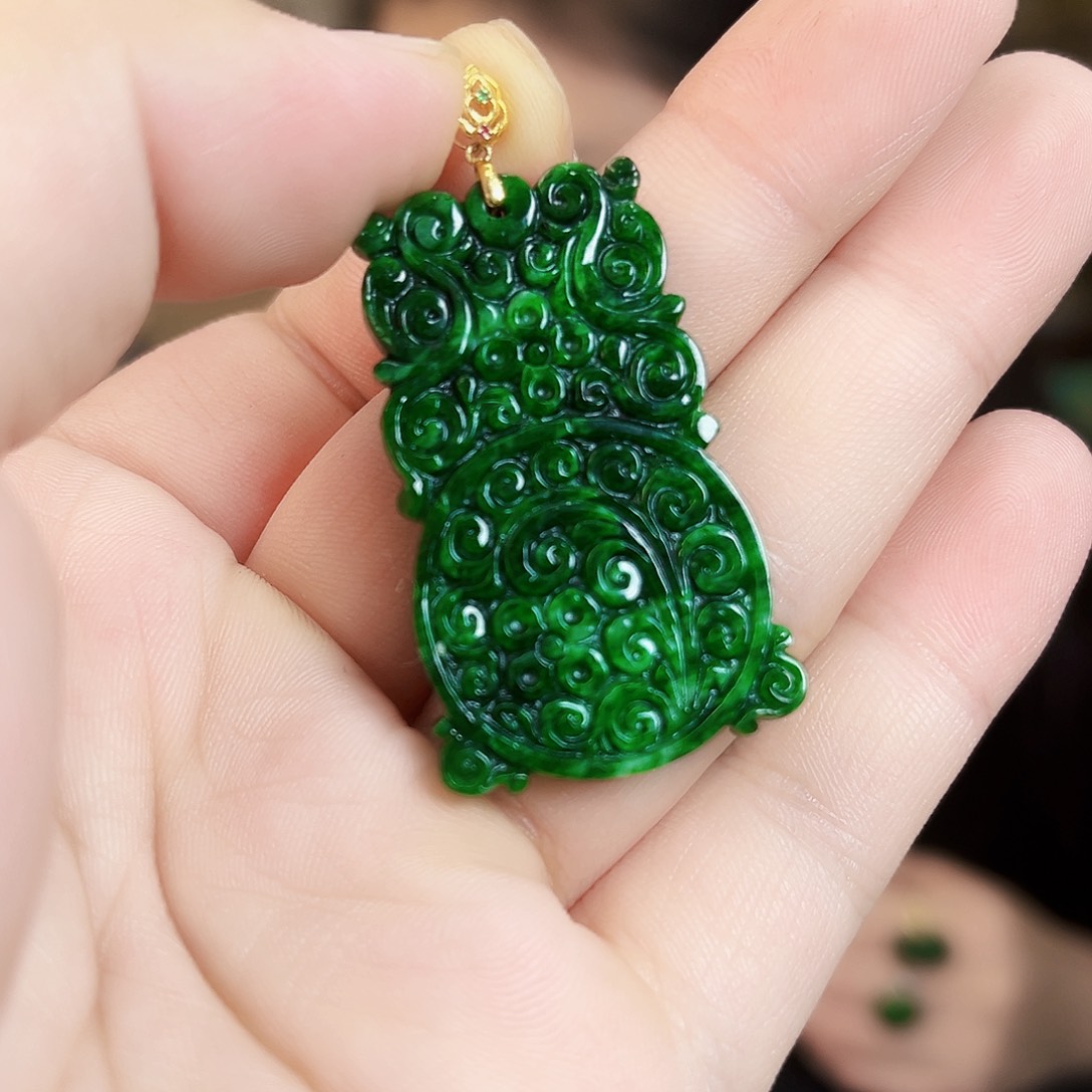 翡翠18K金镶嵌颈饰吊坠