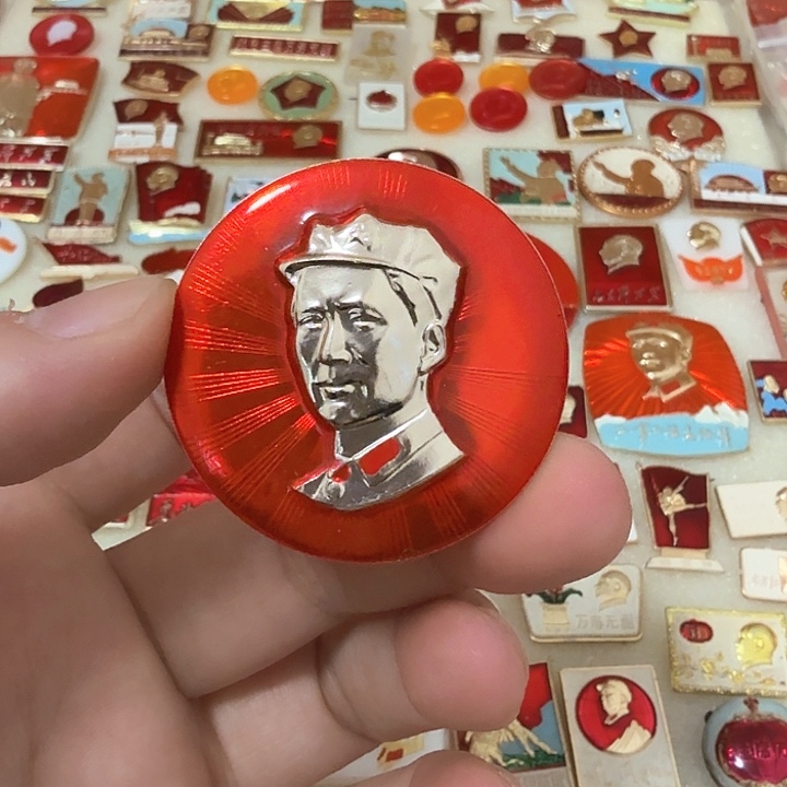 铝书**识毛爷爷像章