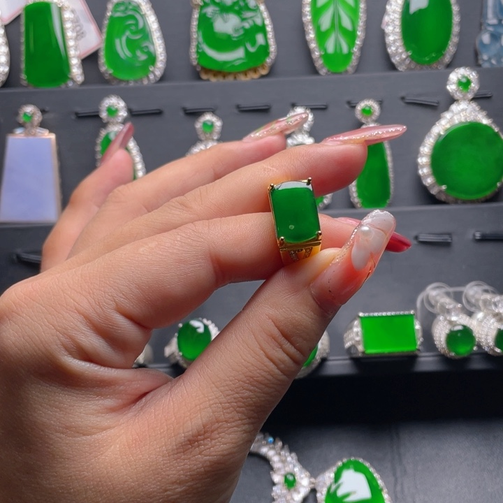 翡翠戒指未镶嵌翡翠戒指