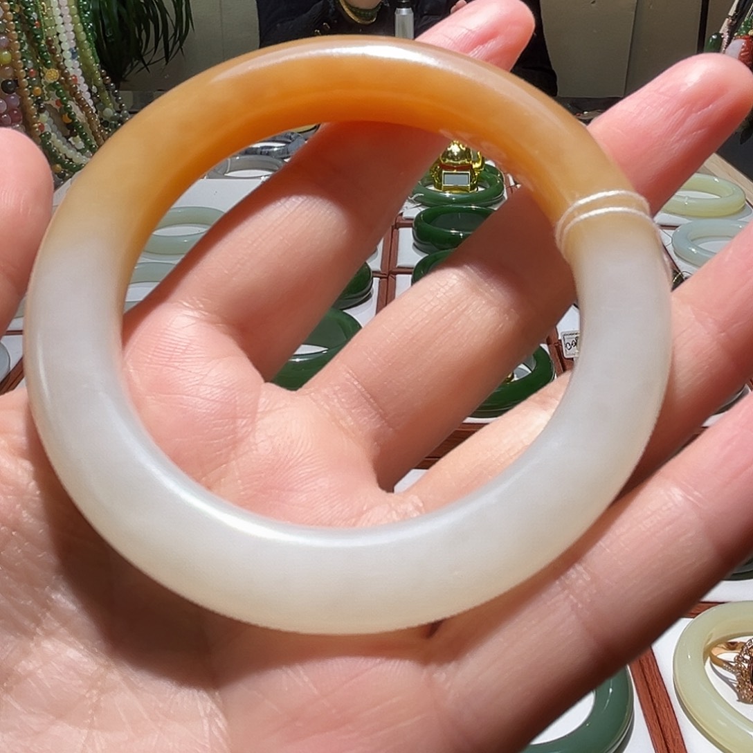 B***i和田玉未镶嵌手镯