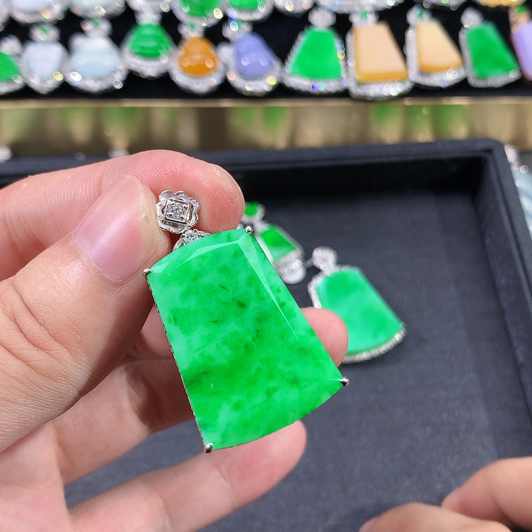 翡翠18K金镶嵌颈饰