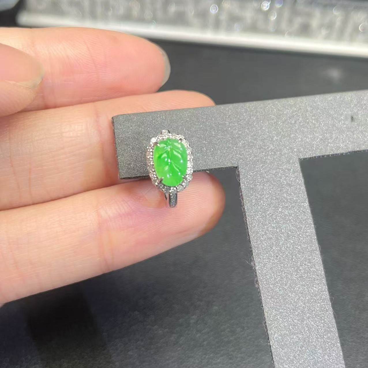 18k金镶嵌缅甸A货翡翠(不含链)