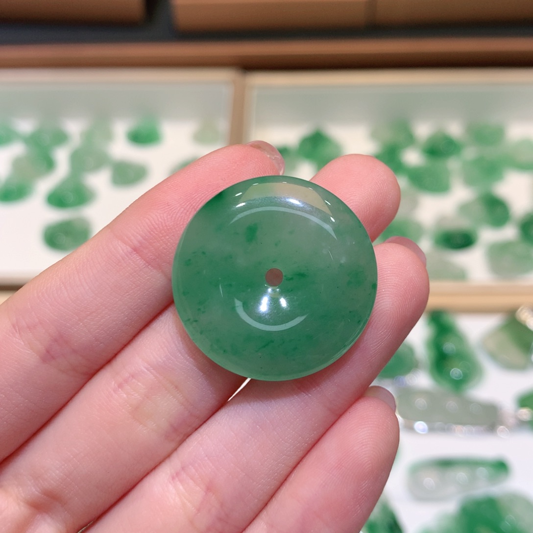 石英质玉（非洲翠）未镶嵌颈饰扣子