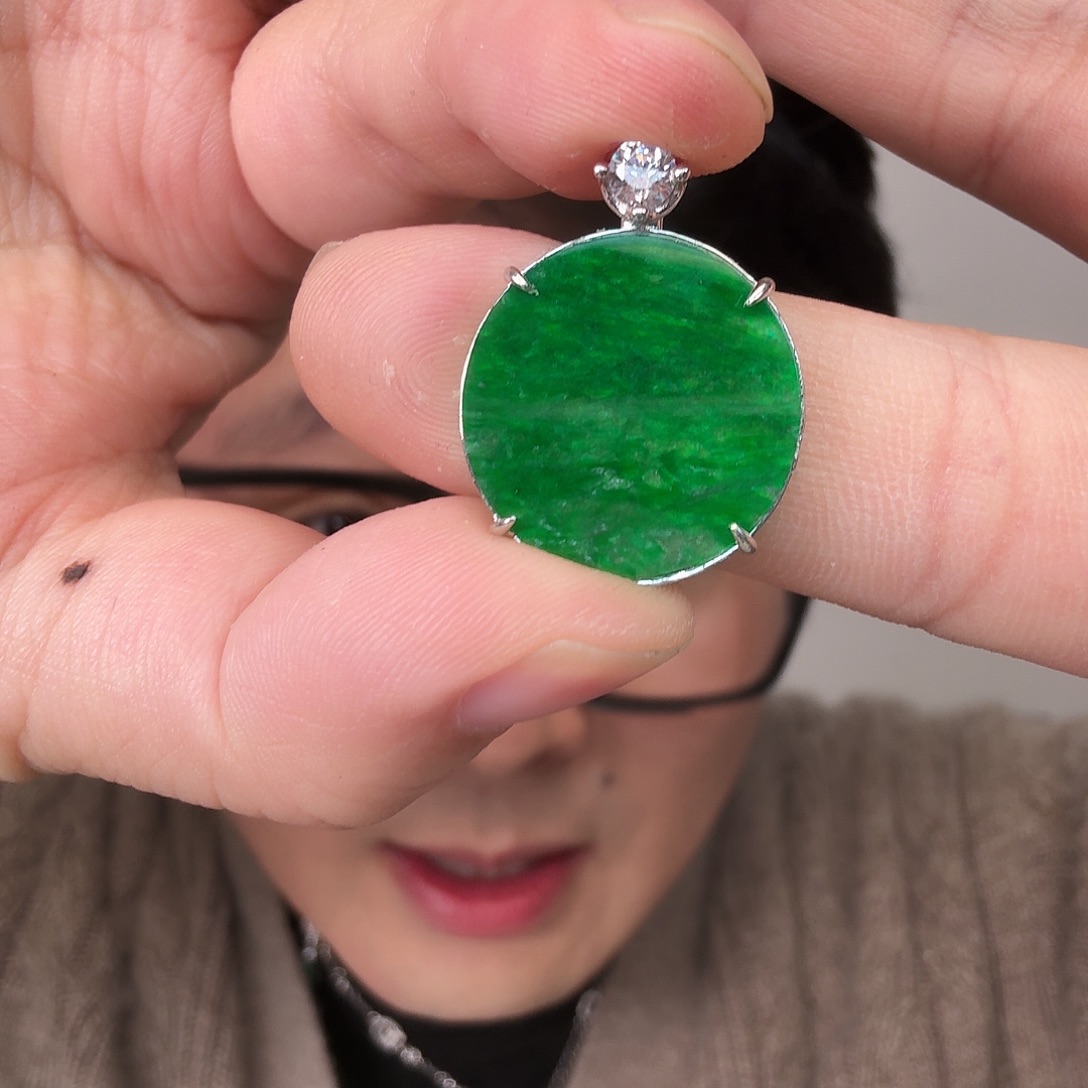 翡翠未镶嵌颈饰一件