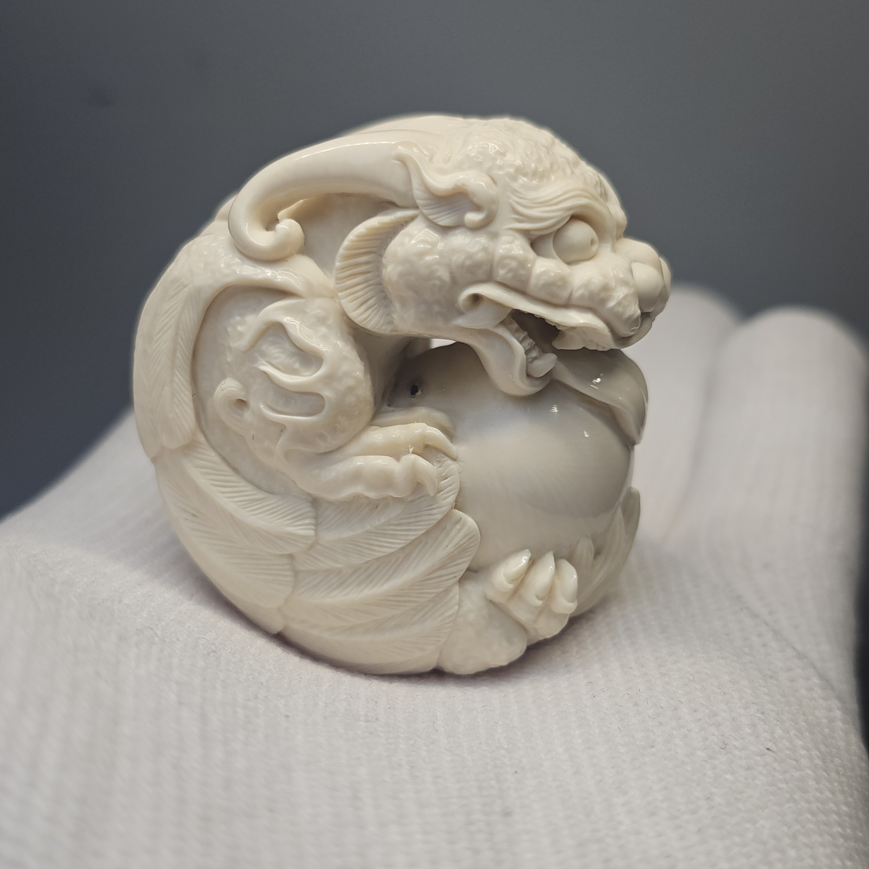 天然猛犸牙纯手工貔貅抱球手把件