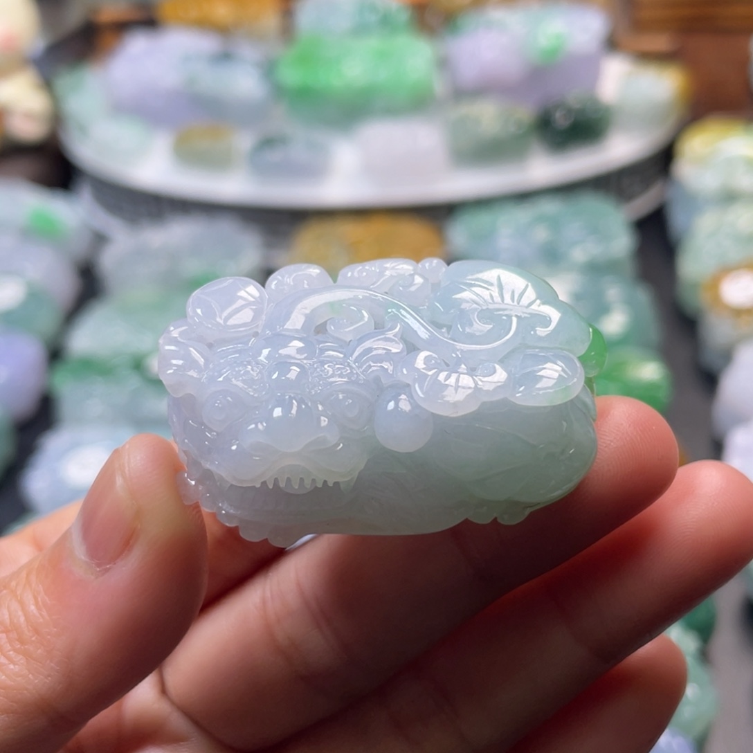 翡翠未镶嵌颈饰貔貅