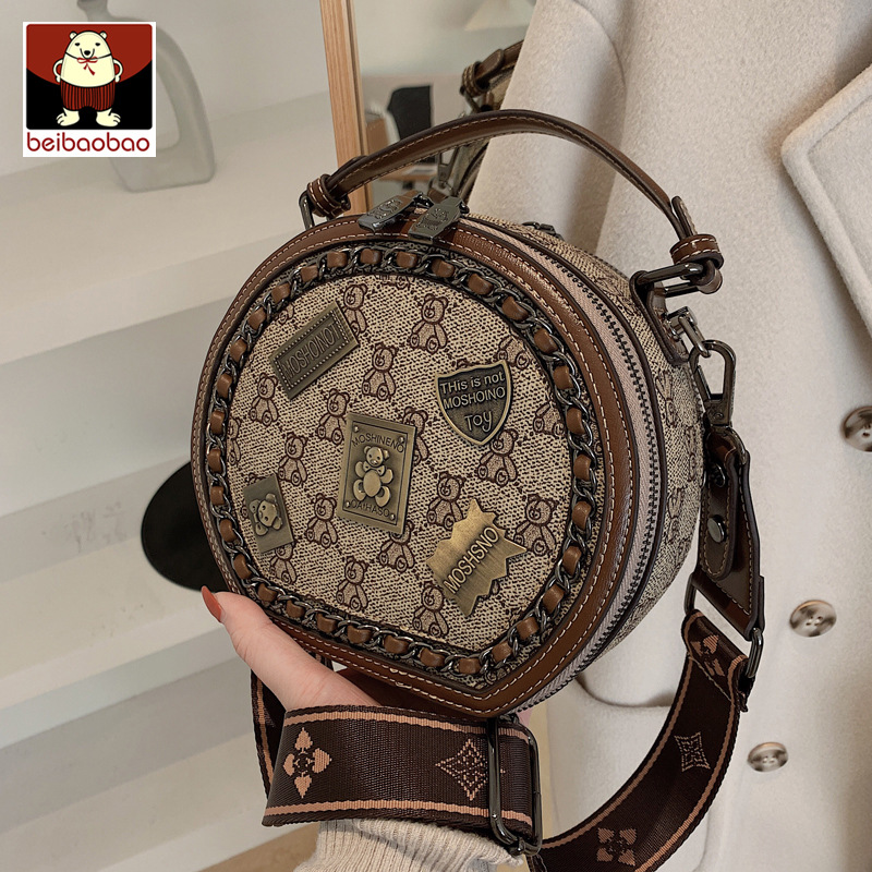 小包包女包2025新款潮徽章单肩斜挎包时尚小圆包（6785）