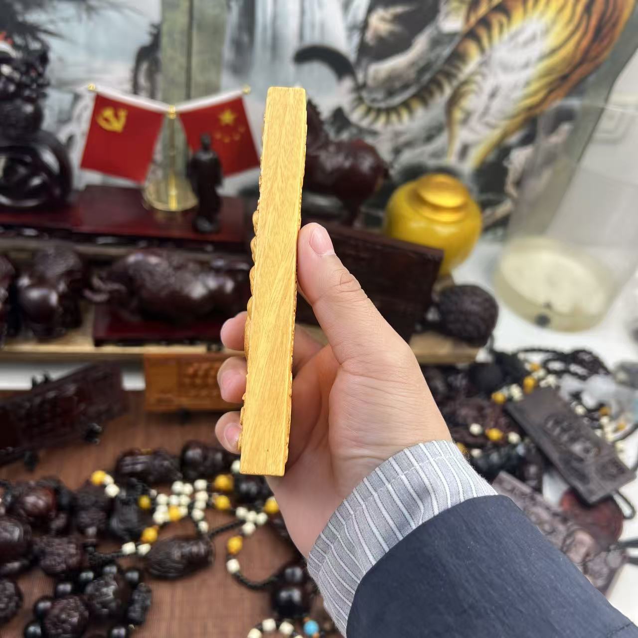 金丝楠木【加厚带水印1990四人版+支架】木雕摆件