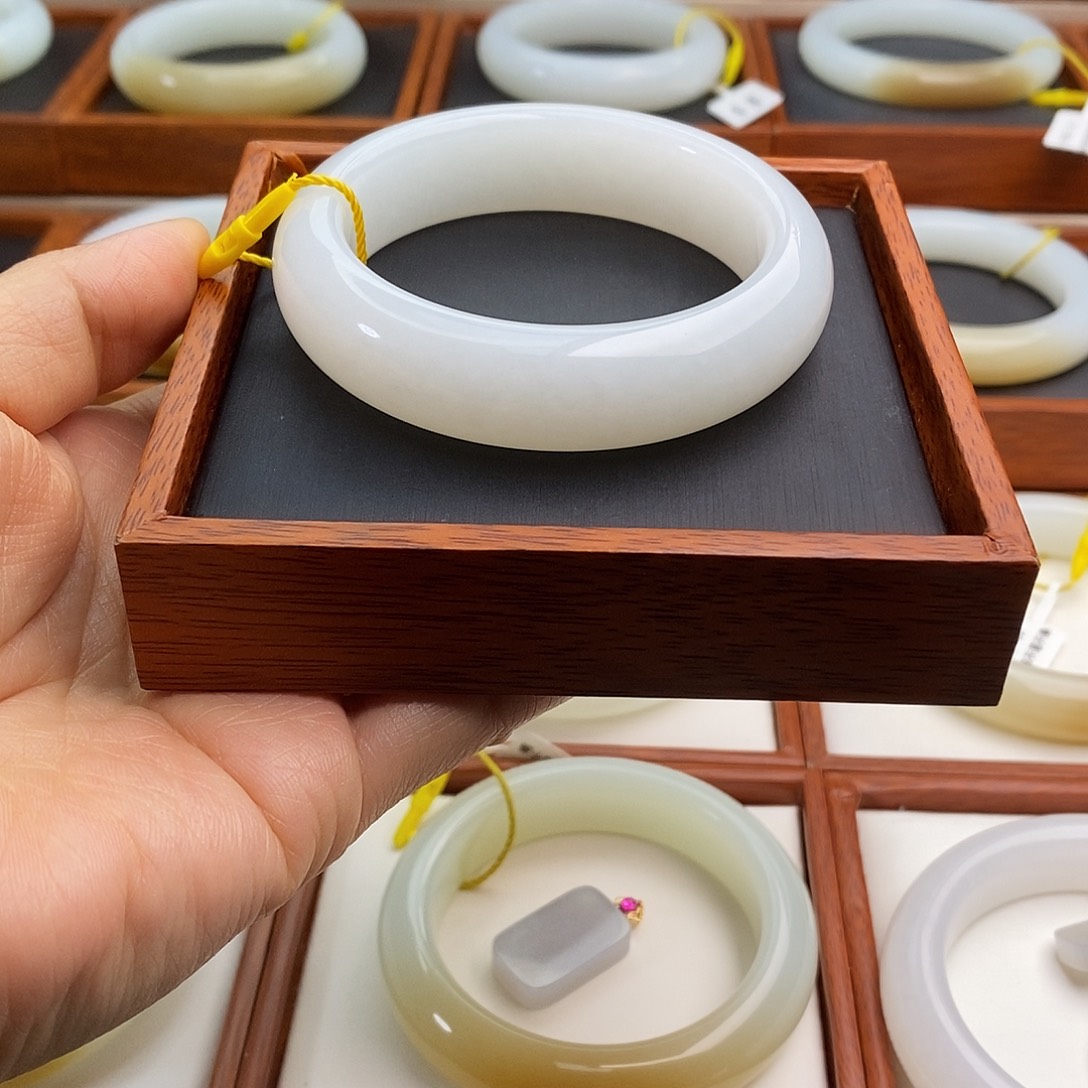 和田玉（白玉）精品女士手镯未镶嵌