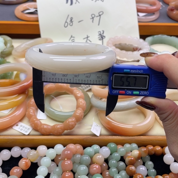 未镶嵌石英岩玉珠宝奇石