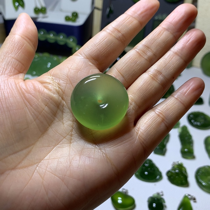 艺***姐岫玉未镶嵌颈饰吊坠