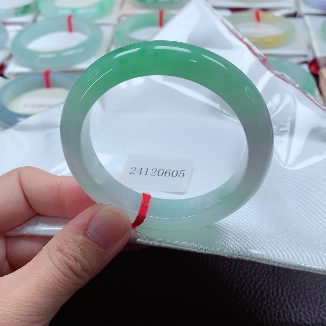 翡翠手镯未镶嵌天然A货翡翠