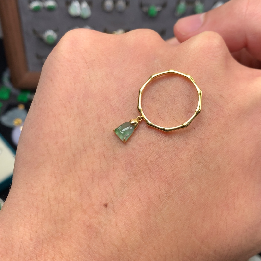 翡翠未镶嵌颈饰你是