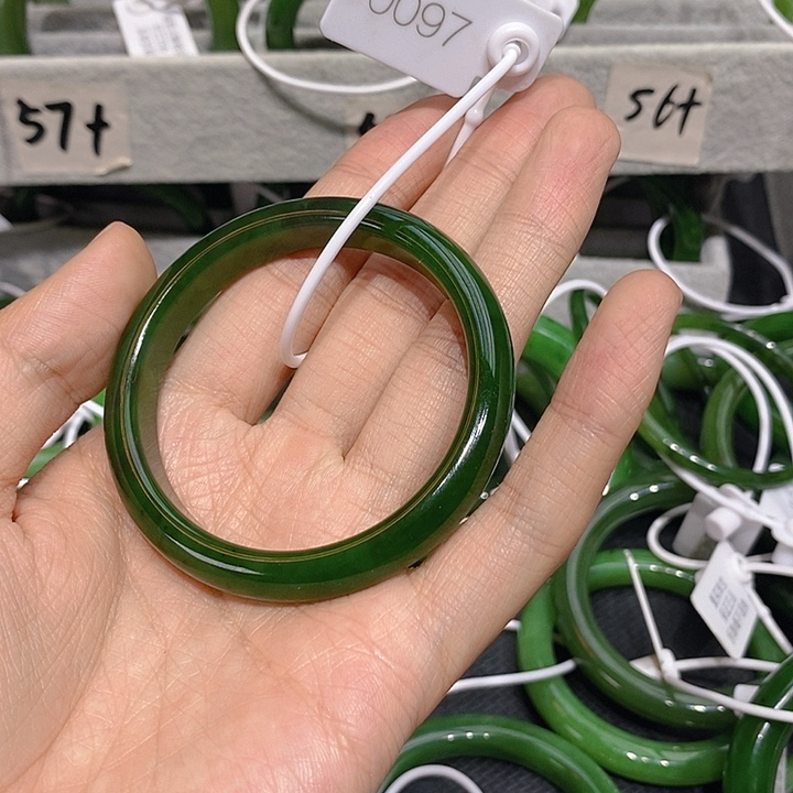 易***舟和田玉未镶嵌手镯