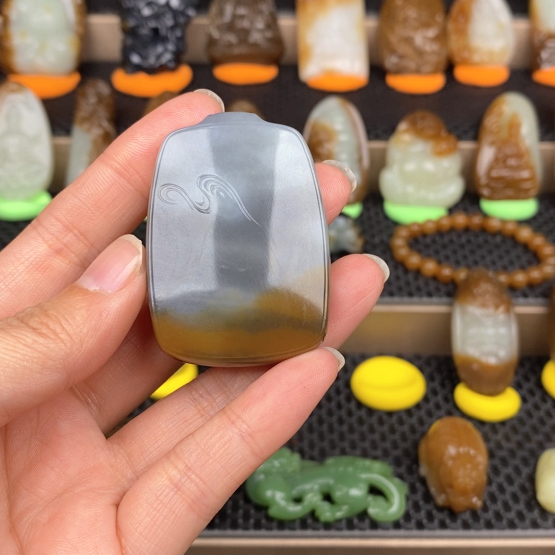 和田玉颈饰未镶嵌云**起