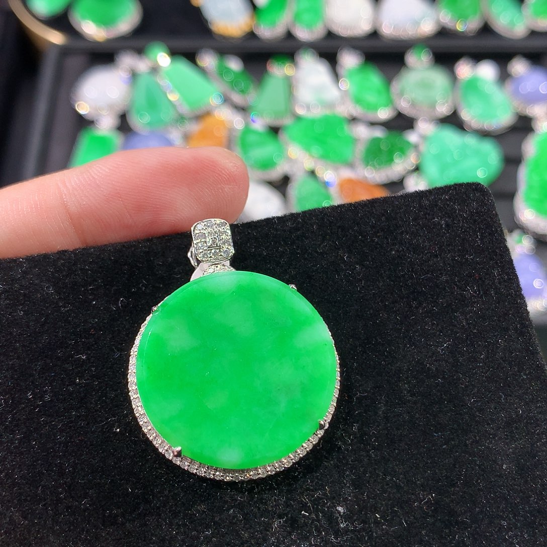 翡翠18K金镶嵌颈饰