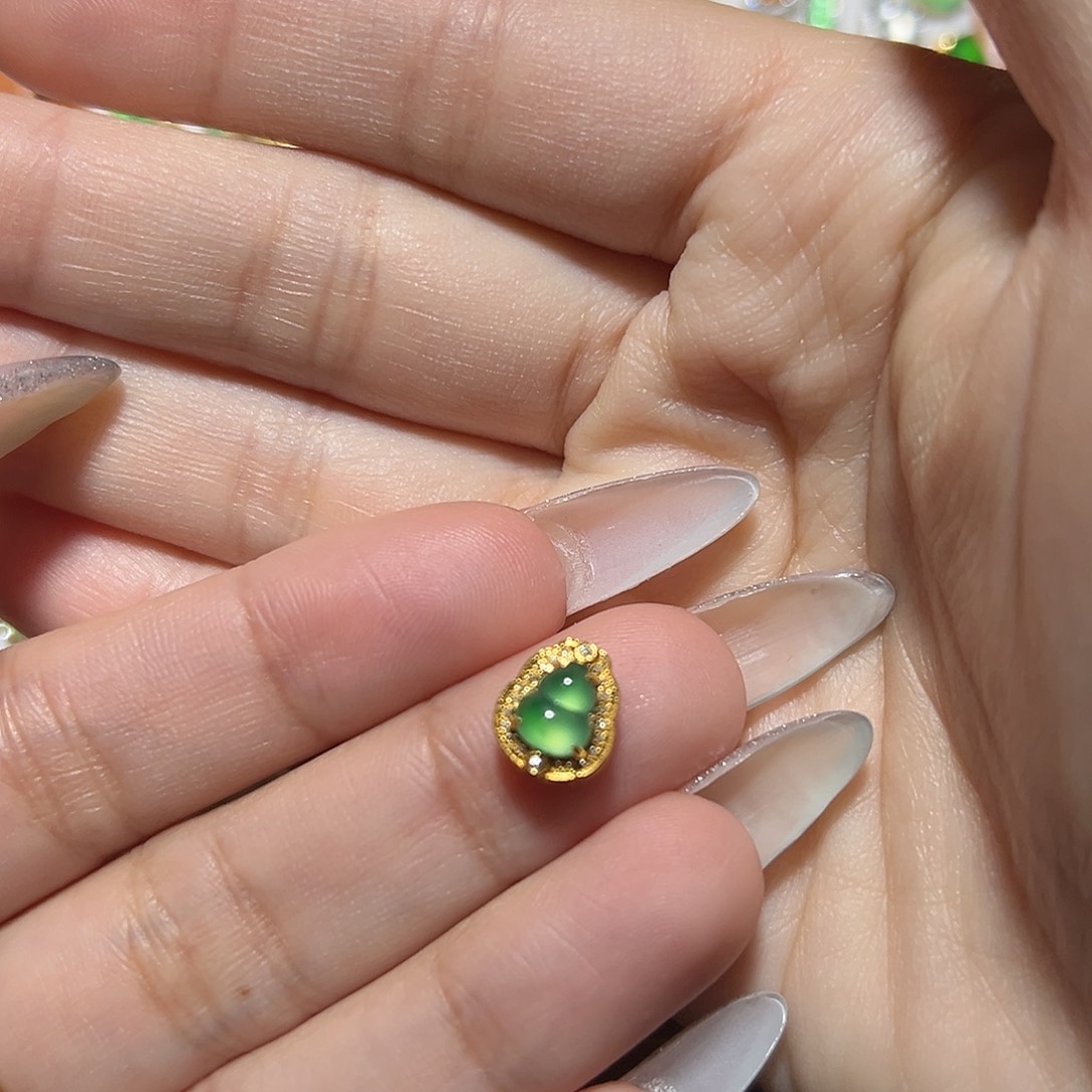 翡翠18K金镶嵌颈饰