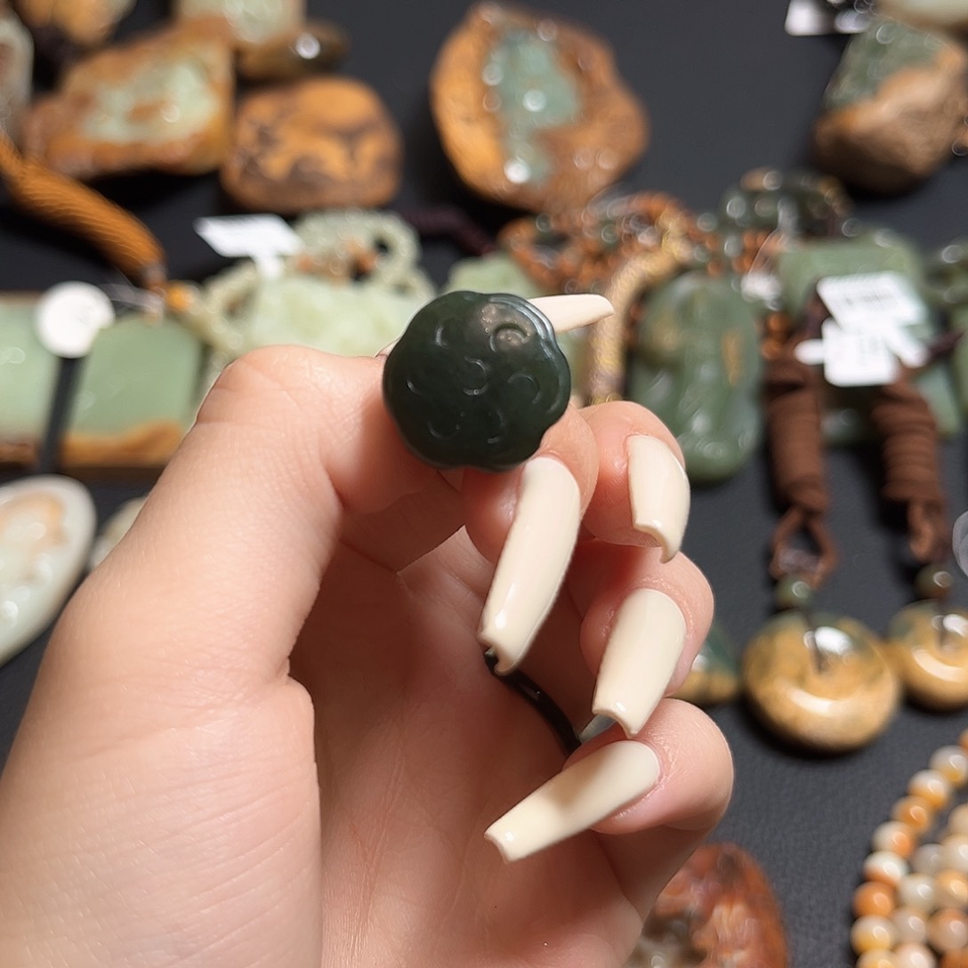 合金查罗石颈饰荷花藕