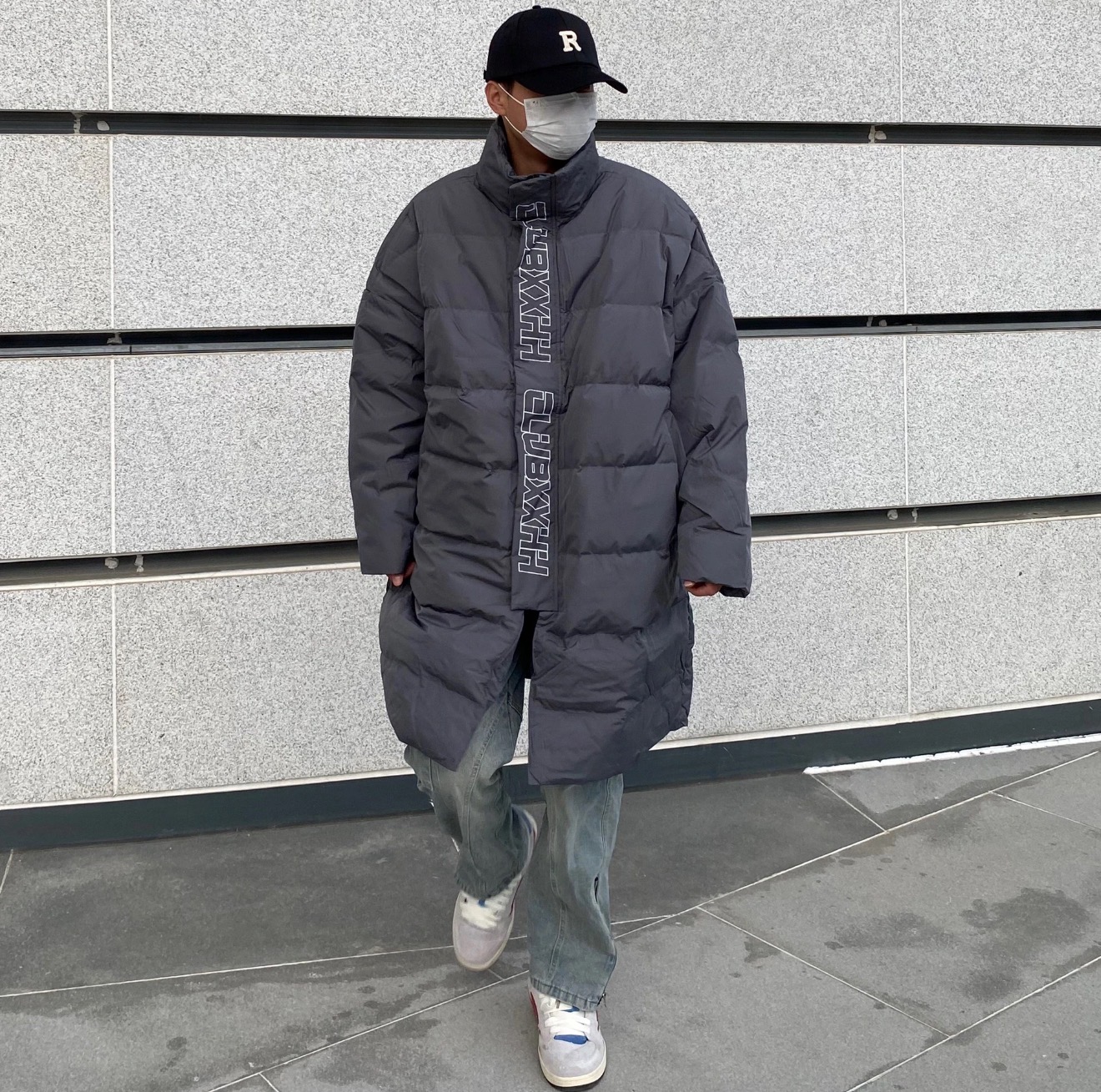 冬季男女同款灰色立领中长款字母印花羽绒服DZDJ2YR5611