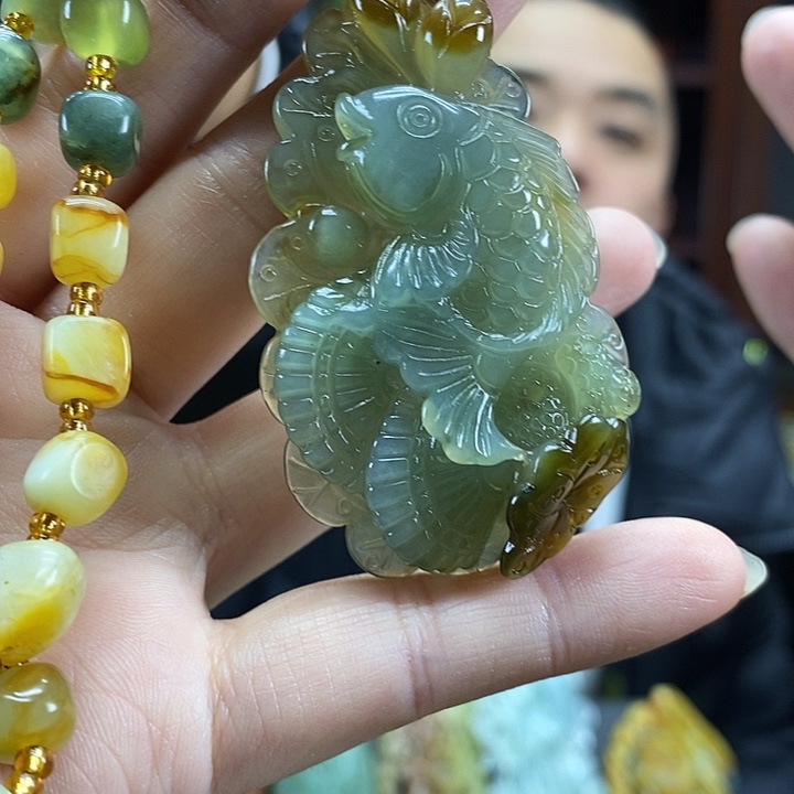 蛇纹石玉未镶嵌颈饰