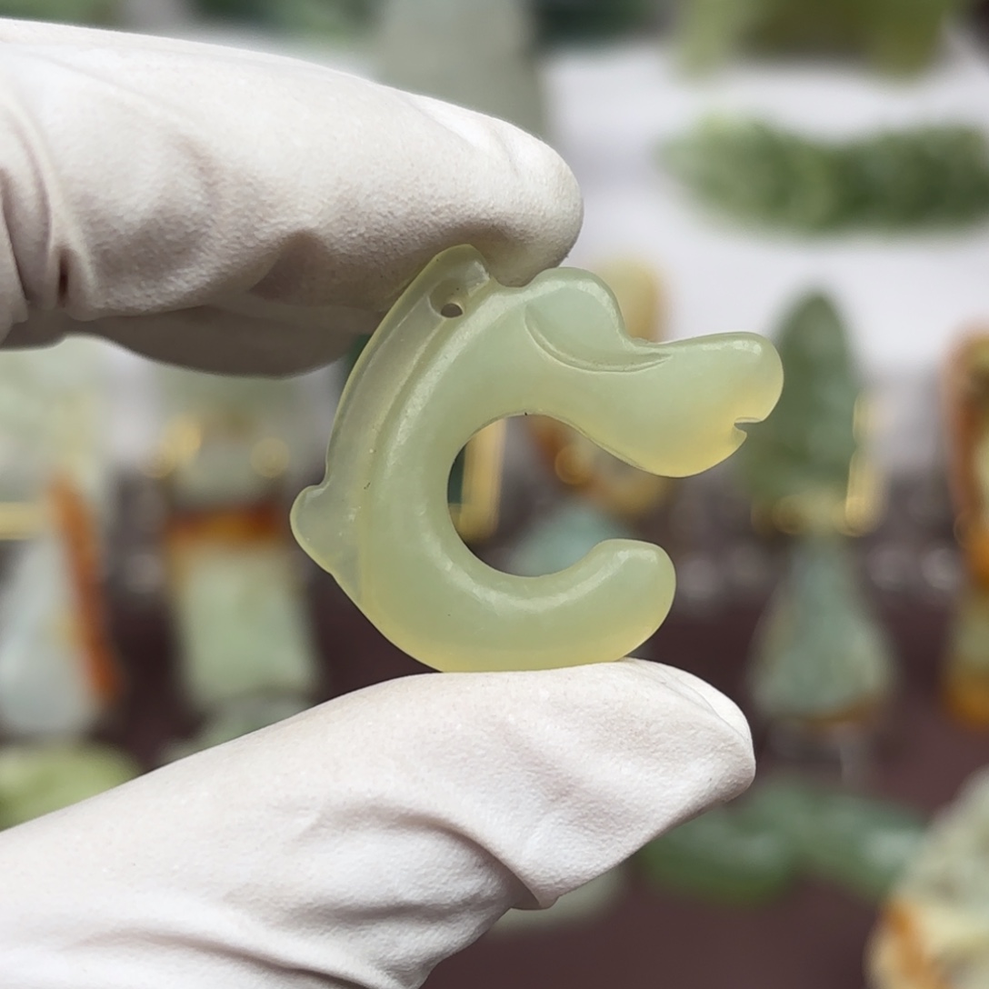 蛇纹石玉颈饰未镶嵌