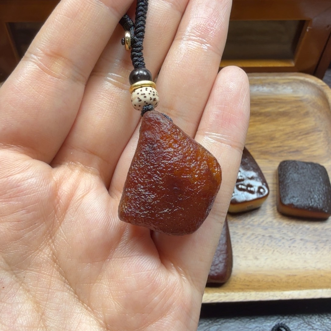 琥珀未镶嵌吊坠(赠链)