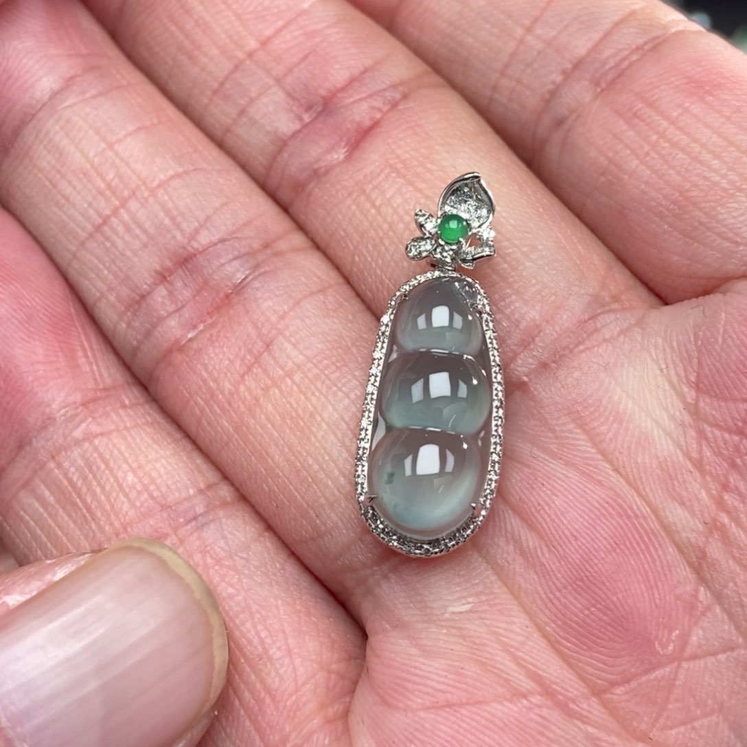 颈饰18K金镶嵌翡翠豆子